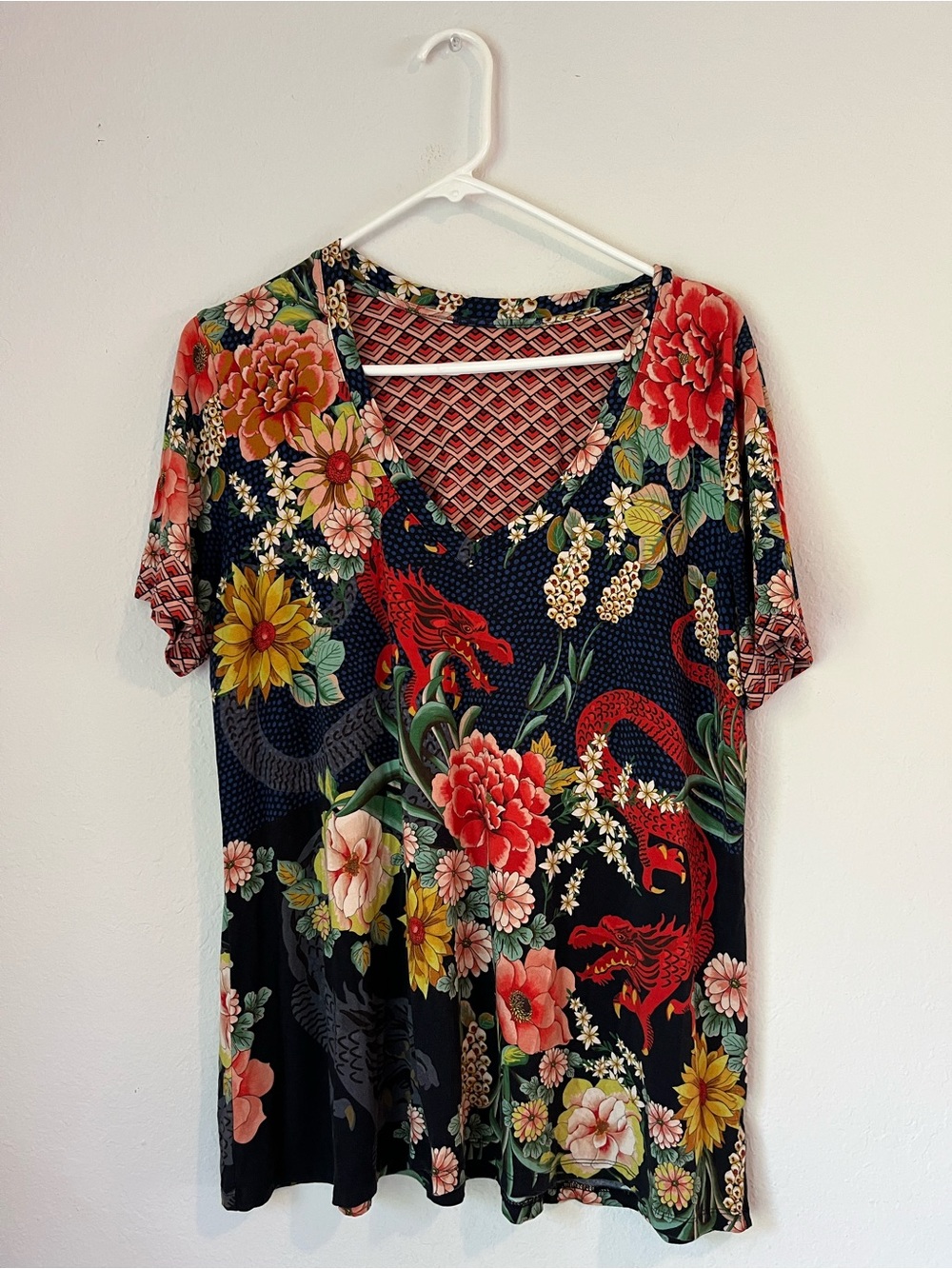 Johnny Was Dragona V-Neck Swing Tee Size M/L Dragon Floral